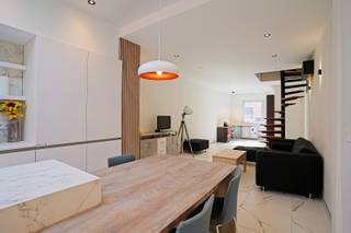 Deze instapklare woning beschikt over 2 slaapkamers, een ruime badkamer en een lichtrijke leefkeuken met zicht op de gezellige stadstuin. <br />De woning werd grondig vernieuwd en uitgerust met 12 zonnepanelen, een 10 kW thuisbatterij, een Daikin warmtepomp, ventilatiesysteem D+ en uitgebreide vloerisolatie. Hierdoor geniet u van maximaal comfort en een laag energieverbruik. <br />Verder beschikt de woning over een garage met voorziening voor een laadpaal. <br />Schilderklaar afgewerkt en klaar voor de toekomst. Laatste renovatie in progress <br />Referentie: 5667