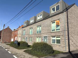 NETJES APPARTEMENT IN EEN KLEINSCHALIGE RESIDENTIE Op het eerste verdiep is dit duplex appartement zeer ruim opgevat met klassieke indeling, heel...