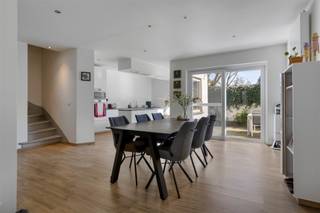 Deze volledig gerenoveerde en instapklare woning is ideaal gelegen in de Gasthuisstraat, pal in het centrum en op wandelafstand van winkels, horeca...