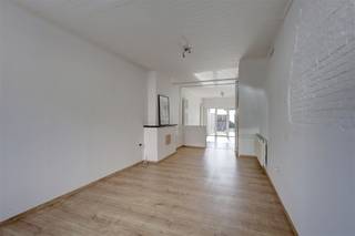 Moderne gezinswoning met twee slaapkamers en tuin Deze stadswoning, met twee slaapkamers en een leuke buitenruimte, bevindt zich net buiten het...