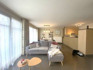 In het centrum van Sint-Eloois-Vijve bevindt zich dit instapklare en momenteel verhuurde appartement op de eerste verdieping van de mooie kleinschalige residentie "Sint Eligius". Dankzij de centrale ligging bevinden winkels, openbaar vervoer en ontspanningsmogelijkheden zich op wandelafstand.<br /><br />Het appartement is als volgt ingedeeld:<br /><br />- Een open inkomhal die uitgeeft op de gezellige leefruimte met volledig ingerichte keuken, voorzien van een inductiekookplaat, dampkap, koelkast en oven.<br />- Een praktische berging/wasplaats.<br />- Eén slaapkamer met toegang tot een extra bergruimte en een ruim, zonnig terras met open uitzicht.<br />- Een badkamer uitgerust met een lavabomeubel, douche en toilet.<br /><br />Achteraan het gebouw is een afzonderlijke garagebox inbegrepen.<br /><br />Technisch beschikt het appartement over centrale verwarming op aardgas, aansluiting op stadswater en elektriciteit met dag- en nachttarief. Daarnaast is er een lift aanwezig in het gebouw.<br /><br />Dit appartement vormt een uitstekende opportuniteit voor wie op zoek is naar een zorgeloze thuis!