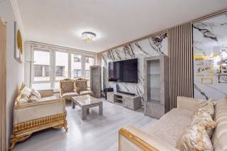 <p><span> </span></p><p><span>Een tijdloos, piekfijn appartement met 3 kamers waar je zo in kunt, dat krijg je hier in Deurne, met allerlei winkels, openbaar vervoer, Rivierenhof en Boelaerpark vlakbij én een vlotte verbinding naar de stad erbovenop. </span></p><p><span> </span></p><p><span>In een kleinschalig gebouw stap je op de eerste verdieping dit verzorgde appartement binnen in de inkomhal, die fungeert als centrale spil waar alle ruimtes op uitkomen. De tijdloze grijze laminaatparket die je hier ziet, loopt door over het hele appartement. De dubbele deur geeft uit op de gezellige leefruimte aan de straatkant, waar je plaats hebt voor een groot salon en een eethoek. De kamerbrede ramen laten enorm veel licht binnen, zowel hier als in de keuken ernaast. </span></p><p><span> </span></p><p><span>Verhuizen, installeren & genieten maar</span></p><p><span>Die keuken is volledig betegeld, geïnstalleerd, ruim en praktisch, met plaats voor nog een handige aparte (ontbijt)tafel voor wanneer het snel moet gaan. Je vindt hier een inductievuur, dampkap, oven, dubbele spoelbak, plaats voor een vaatwasser en een aparte koelkast en heel wat kastruimte. Naast de keuken heb je een eerste kamer, met een langwerpig venster bovenaan, waardoor deze ruimte naar eigen keuze in te vullen, bijvoorbeeld om in te spelen, te gamen of te lezen.</span></p><p><span>Weer in de hal heb je een aparte, grote technische bergruimte met aansluiting voor was en droog en een apart, betegeld toilet naast de badkamer. Die is volledig betegeld met een moderne beige XL-tegel en heeft een hele ruime douchecabine, strakke, brede lavabo met spiegelkast, verlichting, onderkast, een handdoekenradiator en natuurlijke verluchting én licht/lucht dankzij het dubbele raam bovenaan.</span></p><p><span>De twee andere kamers bevinden zich aan de achterzijde van het appartement, allebei met brede ramen, vliegenramen en automatische rolluiken. Bonus: je hebt hier geen rechtstreekse inkijk.</span></p><p><span> </span></p><p><span>Net buiten de stad, met alles in de buurt</span></p><p><span>Het Fort van Borsbeek, Rivierenhof, Te Boelaer- of Boekenbergpark bereik je in no time met de fiets, net als het centrum van de stad, maar bent ook meteen op de E313 of de Antwerpse Ring. Scholen, apothekers, eet- en drankgelegenheden, bakkers, slagers, supermarkt in de straat (Abert Heyn) en een paar grote kledingwinkels als Zeb, Torfs en Bristol liggen vlakbij. </span></p><p><span> </span></p><p><span> </span></p><p><span> </span></p>