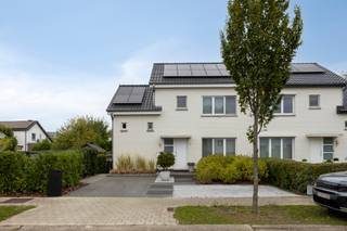 <p>Bij het betreden van de woning komen we binnen in een gezellige hal die ons meteen doorleidt naar de ruime leefruimte. Dankzij de grote ramen aan de voor- en achterzijde geniet u hier de hele dag van veel natuurlijk licht. Aansluitend vinden we de keuken die volledig is uitgerust met een kookplaat, dampkap, ingebouwde oven, vaatwasser en koelkast. Achteraan de woning werd een mooie extra ruimte aangebouwd, voorzien van een zonnescreen, waardoor dit een ideale plek is om te genieten van extra wooncomfort.<br />Op de tussenverdieping bevindt zich de badkamer met douche, bad en lavabo, aangevuld met een apart toilet en een praktische ruimte voor kasten. Op de eerste verdieping zijn er drie slaapkamers, perfect voor een gezin of als combinatie van slaap-, werk- en logeerkamer. Verder beschikt de woning over een wasruimte en een kelder, wat extra bergruimte biedt.<br />Als extra troef zijn er zonnepanelen aanwezig en wordt de woning verwarmd met stookolie.<br />Voor meer informatie of om een bezichtiging in te plannen, kan u contact opnemen via het nummer 0499 30 87 87 of mailen naar info@immo-bosmans.be.</p>