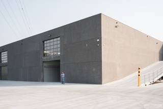 Deze ruimtes zijn ideaal om huisraad, kunstwerken, tuinmeubilair, auto's, boten, campers... tijdelijk of permanent onderdak te geven. Enkele boxen zijn uitgerust met een parkeerbrug.<br />Verschillende groottes tussen 18 en 25 m² en verschillende hoogtes.<br />Vestigingen in Waregem en Vichte, vlakbij E17.<br />De vestigingen zijn uitgerust met een automatisch alarm en via de persoonlijke code van de centrale poort heeft u als klant 24 op 7 toegang tot uw persoonlijke stockage box.<br />Huurprijzen volgens oppervlakte: ca € 9/m² + BTW<br />Minimum huurperiode: 3 maanden