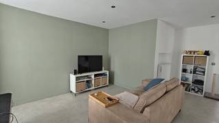 <p>Deze gerenoveerde woning bevindt zich op een steenworp van de rupeldijk. Bij het binnenkomen betreed je de inkomhal, die direct leidt naar de gezellige leefruimte. Praktisch ingericht achter deze ruimte bevindt zich de berging/wasplaats. Aansluitend op de keuken vind je de eetruimte, met voldoende plaats om uitgebreid te tafelen met familie en vrienden. Via de trap bereik je de bovenverdieping. Aan de linkerkant bevindt zich een volwaardige, compacte slaapkamer. Aan de rechterkant ligt een zeer royale slaapkamer, die eenvoudig kan worden opgedeeld in twee volwaardige kinderkamers of een extra hobby-/bureauruimte. Aan de straatkant hebben we nog een gezellig terras, waar het de hele dag zonnig vertoeven is in de zomer. Het privacydoek voorkomt inkijk en garandeert een zorgeloos en beschut gevoel.</p><p>Vaste bezoekdagen Afspraak te maken via mail</p>