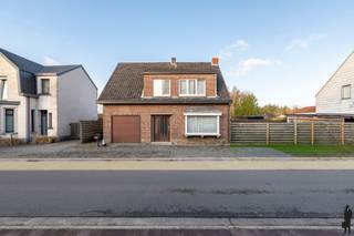 <strong>Mooi gelegen woning met 4 slaapkamers en inpandige garage. Het geheel ligt op een perceel van ca. 550 m² en is rustig gelegen nabij het centrum van Arendonk . De woning is naar uw eigen idee te renoveren</strong><br /><br /><span>Gelijkvloers</span><br />U betreedt de woning via de inkomhal met een trapopgang.<br />De woonkamer heeft een schouw en aangrenzend is er een ruime veranda. <br />Tevens is er een inpandige garage met automatische poort en een eenvoudige keuken met aangrenzende eetkamer.<br /><br /><span>Eerste verdieping</span><br />De vaste houten trap in de inkomhal brengt u naar de eerste verdieping. Hier bevinden zich momenteel 4 slaapkamers en een badkamer met bad en wastafel.<br /><br /><span>Buitengebeuren</span><br />De woning heeft aan de voorzijde parkeerruimte en er is een diepe achtertuin met schuur.<br /><br /><span>Bijzonderheden<br /></span>- De naastgelegen bouwgrond is optioneel te koop voor € 139.000;-<br />- Dubbele beglazing<br />- Centrale verwarming op stookolie ( aardgas ligt in de straat)<br />- Bouwjaar 1967<br />- kelder op stahoogte <br />- Woning met vele mogelijkheden.<br />- De woning dient te worden gerenoveerd (renovatieplicht gezien EPC label F)