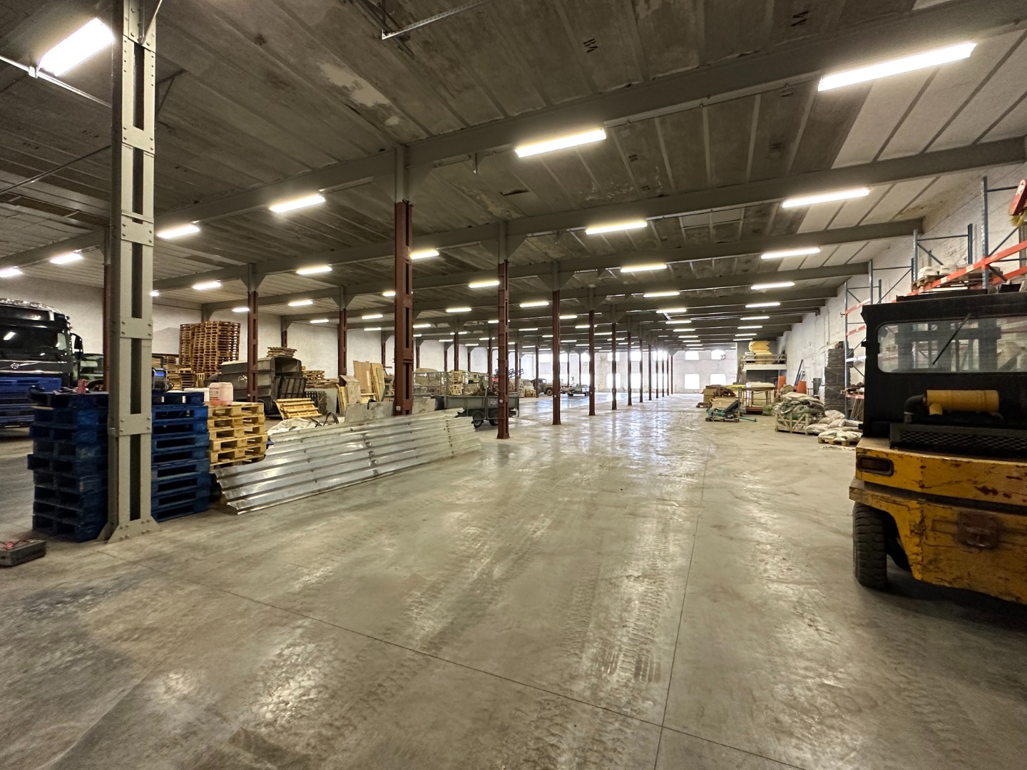 Te koop, industriële loods (2.200m²) met verdiep (2.200m²) en grote parking te Eeklo - foto 3