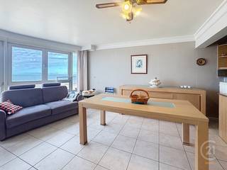 In residentie Acapulco in Westende-Bad bevindt zich dit uitzonderlijk ruime appartement met een adembenemend zicht op zee. Bij het binnenkomen komt...