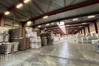 Vlot bereikbare logistieke ruimte van <strong>10.153 m²</strong> (eventueel met 533 m² kantoren) op amper +/- 1 km van de N16 met een vlotte verbinding naar zowel de A12 en de E17.<br /><br />Het magazijn met een vrije hoogte van maar liefst 8,04m is voorzien van<strong> laadkades </strong>met docklevellers, een sectionale poort (4m B x 4,5m H) en een centrale lichtstraat. Verder is de opslagruimte uitgerust met een geïsoleerde steeldeck, polybetonvloer, TL-armaturen en aerothermen op gas.<br /><br />De instapklare kantoren situeren zich in het aanpalende gebouw en zijn verdeeld over gelijkvloers en de 1e verdieping. Aanwezigheid van o.a. een open space met afzonderlijke burelen, airco, kitchenette en sanitair.<br /><br />Ruime parkeer- en manoeuvreerruimte op de verharde site.<br /><br />Contacteer <strong>PANORAMA B2B</strong> voor bijkomende inlichtingen, plannen of een vrijblijvend plaatsbezoek<strong> 03 225 03 03</strong>.