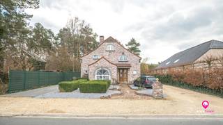 <span>Mooie villa rustig en groen gelegen te Opglabbeek! Deze villa kan u terugvinden aan de Fazantenstraat 17 te Opglabbeek in een rustige woonomgeving. De woning is centraal gelegen met verscheidene winkels, diensten en scholen op een afstand van amper 2 km. Het openbaar vervoer is gelegen op een afstand van 0,5 km. De villa is gelegen op een perceel van 18a10ca en is goed onderhouden. De voorzijde van de woning is voorzien van een oprit naar de achterzijde van de woning, hier bevindt zich een poort die toegang geeft tot de ruime inpandige garage. De tuin is deels beklinkerd en bestaat verder uit een mooi gazon. De achterliggende grond kan perfect gebruikt worden voor het houden van dieren. Deze is volledig afgescheiden van de tuin en voorzien van een toegangspoort. De bewoonbare oppervlakte bedraagt 191 m2. Op het gelijkvloers is er een keuken aanwezig die toegang geeft tot de eethoek en zithoek die bestaan uit een split level. Verder bevindt zich hier ook een eerste slaapkamer met douchekamer en berging alsook een bureel ruimte en separaat toilet. Op de eerste verdieping komt men via de overloop en de vide terecht in 1 van de 3 ruime slaapkamers. De masterbedroom is voorzien van een dressing en badkamer. De kelder is volledig afgewerkt. Hier bevindt zich ook een grote bureauruimte. De volledige woning werd recent, in 2015 gerenoveerd! Zowel de benedenverdieping, eerste verdieping en kelder werden uitgerust met een steentapijten vloer. *Verwarming: gas, ook stookolie mogelijk (momenteel buiten gebruik gesteld) *Raamwerk: dubbel glas, hout *Camerabewaking voorzien *Airco Het KI van de woning bedraagt €1199 STEDENBOUWKUNDIGE INFORMATIE - Stedenbouwkundige vergunning ontvangen: in aanvraag - Stedenbouwkundige bestemming: in aanvraag - Dagvaarding voor inbreuk op de stedenbouwkundige voorschriften: in aanvraag - Verkavelingsvergunning: in aanvraag - Overstromingsgevoelig: niet gelegen in overstromingsgevoelig gebied - EPC: 262 kWh/m2 code 20220916-0002676837-RES-1 - Onroerend erfgoed: in aanvraag</span>