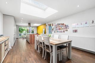 <p>Op zoek naar een<strong> ruime, instapklare én energiezuinige woning </strong>met een <strong>uitstekende locatie nabij Aalst</strong>? Dan is deze volledig gerenoveerde gezinswoning zeker een bezoek waard! </p>
<p>De woning werd gerenoveerd met <strong>hoogwaardige materialen</strong> en beschikt over een prachtige,<strong> lichtrijke leefruimte</strong> die naadloos overgaat in de <strong>open keuken</strong> met eetplaats. De <strong>grote raampartijen </strong>zorgen voor een aangenaam zicht op de grote tuin en creëren een verbinding tussen binnen en buiten. Verder bevindt er zich een praktische wasruimte/berging en gastentoilet op het gelijkvloers.<br /><br />Op de bovenverdieping bevinden zich <strong>drie ruime slaapkamers</strong>, een <strong>luxueuze badkamer</strong> en een extra kamer die perfect kan dienen als <strong>bureau</strong> of <strong>dressing</strong>.</p>
<p>Dankzij de <strong>energiezuinige renovatie (EPC-label B) </strong>en de volledig <strong>vernieuwde daken</strong>, bent u verzekerd van een woning die helemaal klaar is voor de toekomst. Bovendien geniet u van een <strong>vlotte bereikbaarheid</strong> met openbaar vervoer, winkels en het centrum van Aalst in de nabije omgeving.</p>
<p><strong>Contacteer ons vandaag nog voor een bezoek via 053 41 40 25 of living@era.be!</strong></p>