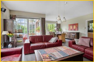 <strong>Immo Van Middelem verkoopt deze uitzonderlijk goed gelegen RUIME en LICHTRIJKE, INSTAPKLARE villa met 4 kamers, bureau, garage, terras en tuin op een perceel van +/- 4a82ca te St.-K.-Lombeek (Ternat).</strong><br /><strong>Winkels, scholen, openbaar vervoer, sportinfrastructuur, cultuurcentrum 'De Ploter',... bevinden zich allemaal op wandelafstand !</strong><br /><br />De achtertuin (gelegen langs de Beukstraat) werd intussen afgesplitst van de woning als bouwgrond voor een open bebouwing op +/- 4a01ca. Deze bouwgrond kan optioneel bijgekocht worden aan 210.000 €.<br /><br />De woning werd steeds zéér goed onderhouden, de eigenaars zijn doorheen de jaren blijven investeren in hun wooncomfort (zie document 'historiek woning' bij 'downloads').<br /><br />De indeling is als volgt: <br />- GELIJKVLOERS: inkomhal met WC en trap naar de 1ste verdieping, bureau met ingemaakte kasten, living (salon en eetplaats) met toegang tot de veranda en het terras, volledig geïnstalleerde keuken met eethoek en toegang tot het terras, berging;<br />- 1ste VERDIEPING: nachthal, WC, badkamer met bad en douche, 3 kamers waarvan 1 met dressing, 2 bergruimtes.<br />- ZOLDER 1 (via vaste trap): 1 kamer met doucheruimte en WC;<br />- ZOLDER 2 (via trapladder): bergzolder;<br />- GARAGE met stookplaats;<br /><br />Alarminstallatie.<br />CV op stookolie (aansluiting op stadsgas mogelijk).<br />8 zonnepanelen met thuisbatterij.<br />EPC: 240 kWh/m² - Label C (UC: 3585935).<br />Elektriciteit CONFORM tot 2050.<br />Asbestveilig.<br />Vrij bij akte.