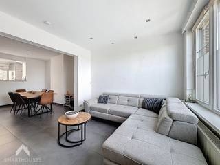 <p>Instapklare en energiezuinige woning met een frisse uitstraling en fenomenaal zicht op de velden. Via de inkomhal kom je in de gezellige leefruimte met zit- en eethoek, die naadloos overloopt in de open, volledig geïnstalleerde keuken. Aansluitend vind je een ruime berging – praktisch en discreet weggewerkt. De badkamer op het gelijkvloers is uitgerust met douche, lavabo en toilet.</p>
<p>Buiten wacht een absolute eyecatcher: een enorme tuin met een grote tuinberging en een weids, rustgevend uitzicht waar je elke dag van geniet.</p>
<p>Op de eerste verdieping bevinden zich twee volwaardige slaapkamers en een extra kamer, ideaal als dressing, bureau of babykamer. De vaste trap leidt naar de zolder van 38 m², een veelzijdige ruimte met tal van mogelijkheden.</p>
Een perfecte mix van comfort, ruimte en natuur voor wie modern wil wonen in alle rust.<br /><br />Extra troeven<br /><br />
<ul>
<li>energiezuinig</li>
<li>overal rolluiken</li>
<li>regenwaterput</li>
<li>prachtig uitzicht</li>
<li>rustig gelegen nabij belangrijke invalswegen, winkels, school,...</li>
<li>instapklaar</li>
</ul>
<br />Deze woning is te koop ZONDER makelaar via het concept van Smart Houses. Wenst u verdere inlichtingen of een bezoek? Contacteer rechtstreeks de eigenaar via 0471/20.23.99