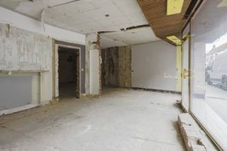 Op zoek naar een pand met potentieel op een centrale locatie in Kuurne? Dit commercieel pand met woonst is gelegen in het centrum van Kuurne en geniet van een bijzondere bereikbaarheid dankzij de ligging aan twee straten. Vooraan bevindt het pand zich aan de Kerkstraat, terwijl het achteraan rechtstreeks aansluit op de Generaal Eisenhowerstraat.<br /><br />Het pand heeft als bestemming commercieel pand of kantoor met woonst en werd reeds deels gestript. Hierdoor biedt het een uitstekende basis voor ondernemers of investeerders die de handen uit de mouwen willen steken en op zoek zijn naar een pand dat volledig naar eigen wensen en behoeften kan worden ingericht.<br /><br />Op het gelijkvloers bevindt zich een ruime commerciële ruimte met een grote etalage. Dankzij de aanwezige binnenpatio wordt bovendien extra natuurlijk licht naar binnen gebracht. Achteraan is er momenteel nog een afzonderlijke ruimte, maar mits de nodige aanpassingen bestaat de mogelijkheid om beide ruimtes samen te voegen tot één grote, open commerciële ruimte. Hierdoor kan een interessante verbinding worden gecreëerd tussen de Kerkstraat aan de voorzijde en de Generaal Eisenhowerstraat aan de achterzijde. Op dit niveau bevinden zich eveneens een garage met een zolder en een kelder.<br /><br />De verdieping biedt dan weer de mogelijkheid om een volwaardige woongelegenheid te creëren met veel licht. Hier kan een appartement worden ingericht met twee slaapkamers, een badkamer en een ruime leefruimte met open of gesloten keuken. Afhankelijk van de gewenste invulling kan de beschikbare ruimte volledig worden afgestemd op de noden en wensen van de toekomstige eigenaar of bewoner.<br /><br />Een interessant pand voor wie op zoek is naar een combinatie van ondernemen en wonen, maar zeker ook voor investeerders die het potentieel van een centraal gelegen pand in Kuurne weten te benutten. Dankzij de ligging aan twee straten, de commerciële mogelijkheden en de mogelijkheid om op de verdieping een woongelegenheid te creëren, biedt dit pand een interessante basis voor wie op zoek is naar een project met potentieel.<br /><br />Waarom net dit aanbod overwegen?<br /><br />✔ centrum van Kuurne<br />✔ grote etalage<br />✔ toegang via 2 straten<br />✔ handelspand ±.75 m²<br />✔ appartement ±.85 m²<br />✔ garage ±.20 m²<br /><br />Interesse, bel 0486 05 88 88<br />Attesten & documenten: www.nestr.be