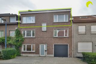 <p><span>In het centrum van Kontich bieden wij u dit gerenoveerde duplex appartement (103m²) aan met 2 slaapkamers, 2 kelders en een zuidgericht terras. Het gebouw, dat dateert van 1960, heeft een volledige renovatie ondergaan. Het appartement dat wij u aanbieden bevindt zich op de tweede en derde verdieping. Er is geen lift! Inclusief in de prijs twee kelderbergingen (met aansluiting wasmachine).<br />Gelegen in de directe nabijheid van winkels, scholen, openbaar vervoer en verbindingswegen. Tevens vindt u het centrum op wandelafstand.<br /><br /></span></p><p><span>Het appartement beschikt overal over dubbele beglazing met pvc schrijnwerk. De centrale verwarming verloopt op gas (condensatie - Bosch) en de elektriciteit is conform de voorschriften van het AREI.<br />Aan het gebouw zijn momenteel geen aanstaande kosten. Het dak werd vernieuwd en voorzien van isolatie. Na controle werd het appartement gecategoriseerd als "asbestveilig".</span></p><p><span> </span></p><p><span>Indeling:</span></p><p><span> </span></p><p><span>We betreden het appartement via de centrale inkomhal. Hier is voldoende ruimte voor een vestiaire en bevindt zich een apart gastentoilet. </span></p><p><span>We lopen verder door en bereiken de ruime en lichte leefruimte op parket. De keuken werd deels geïntegreerd in de woonkamer en beschikt over alle comfort. Vanuit de keuken is er toegang naar het zuidgerichte terras. </span></p><p><span>Er zijn twee volwaardige slaapkamers die verbonden worden door de vernieuwde badkamer met inloopdouche.</span></p><p><span>Op de derde verdieping is er een derde (slaap)kamer die dienst kan doen als bureau. Er is ook een grote berging onder het dak.</span></p><p><span>Er is geen syndicus in het gebouw. Aparte meters voor water, gas en elektriciteit.</span></p><p><span> </span></p><p><span>Graag som ik voor u nog even de troeven op van dit gerenoveerd appartement met terras:</span></p><p><span> </span></p><ul><li><span>Klein en goed onderhouden gebouw, zonder aanstaande kosten (dak reeds voorzien van isolatie).</span></li><li><span>Overal dubbele beglazing met pvc schrijnwerk, asbestveilig en elektriciteit conform.</span></li><li><span>Badkamer en keuken volledig vernieuwd.</span></li><li><span>Twee volwaardige slaapkamers + 3e (slaap)kamer/bureau</span></li><li><span>Inclusief 2 kelderbergingen</span></li></ul><p><span> </span></p><p><span>EPC: 250 kWh/m²/jaar (C-label)<br />P-score: A, G-score: A</span></p><p><span> </span></p><p><span>Voor een bezoek ter plaatse kan u ons contacteren op het nummer 03 449 42 41 of mailen naar </span><span><span>hallo@habicom.be</span></span><span>.</span></p><p><span>Benieuwd naar de waarde van uw woning? Check het gratis op </span><span><span>www.watismijnhuiswaard.be</span></span><span>.</span></p><p><span> </span></p>