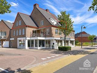 PLUSPUNTEN: <br />+ bewoonbare oppervlakte: 119 m²<br />+ 2 slaapkamers<br />+ af te werken zolderruimte voor mogelijks 3e slaapkamer<br />+ ruime leefruimtes<br />+ terras aan voorzijde<br />+ Hamont centrum<br />+ instapklaar<br />+ gunstige locatie<br /><br />ALGEMEEN:<br />Ontdek dit ruime en lichtrijke appartement, ideaal gelegen in het hart van Hamont-Achel. Dit appartement combineert comfort, ruimte en een uitstekende ligging, waardoor het een perfecte opportuniteit vormt voor zowel eigen bewoning als investering. Dankzij de praktische indeling en de royale leefruimtes geniet u hier elke dag van een aangename woonomgeving met tal van mogelijkheden.<br /><br />Bij het betreden van het appartement valt meteen de ruime woonkamer op, die baadt in natuurlijk licht en voldoende plaats biedt voor een gezellige zithoek en een volwaardige eetruimte. De aangrenzende keuken is functioneel ingericht en vormt een ideale basis om naar eigen smaak te moderniseren. Verder beschikt het appartement over twee volwaardige slaapkamers, perfect als master bedroom, kinderkamer, bureauruimte of hobbykamer. De badkamer is praktisch ingedeeld en biedt alle nodige comfort voor het dagelijkse leven. Bovendien is er een extra zolderruimte aanwezig die nog verder kan afgewerkt worden, wat bijkomende mogelijkheden biedt voor extra opslag of een extra kamer.<br /><br />Het gebouw is uitgerust met een lift, wat zorgt voor extra gebruiksgemak en toegankelijkheid. De solide constructie uit 1986 vormt een betrouwbare basis, terwijl u het interieur volledig kan aanpassen aan uw eigen woonwensen en stijl. Dit maakt het appartement bijzonder interessant voor wie op zoek is naar een eigendom met potentieel en toekomstwaarde.<br /><br />De ligging vormt een absolute troef. U woont hier op wandelafstand van winkels, supermarkten, horeca en andere dagelijkse voorzieningen. Ook scholen, openbaar vervoer en recreatiemogelijkheden bevinden zich in de directe omgeving. Daarnaast geniet u van een vlotte verbinding naar omliggende gemeenten en de Nederlandse grens, wat deze locatie bijzonder aantrekkelijk maakt voor pendelaars en levensgenieters die rust en bereikbaarheid willen combineren.<br /><br />Kortom, dit appartement biedt een unieke kans om te wonen op een centrale locatie met alle comfort en mogelijkheden binnen handbereik. Een ideale keuze voor wie op zoek is naar ruimte, licht en een uitstekende ligging in een aangename woonomgeving.<br /><br /><strong>FINANCIERING:</strong><br />Een succesvolle vastgoedtransactie begint met een goede voorbereiding. Wij adviseren kandidaat-kopers om hun financiële mogelijkheden tijdig in kaart te brengen, zodat zij met de nodige zekerheid en vertrouwen kunnen handelen wanneer de juiste opportuniteit zich aandient.<br /><br /><strong>VERKOPEN OF VERHUREN MET EEN STRATEGISCHE AANPAK?</strong><br />Dankzij het vertrouwen van onze klanten en onze sterke marktpositie zijn wij voortdurend op zoek naar kwalitatieve eigendommen. Overweegt u te verkopen of te verhuren? Ontdek vrijblijvend onze persoonlijke aanpak en hoe wij uw eigendom optimaal positioneren om de juiste doelgroep te bereiken.<br /><br /><strong>ALS EERSTE OP DE HOOGTE VAN NIEUW AANBOD:</strong><br />De beste eigendommen worden vaak gevonden vóór ze breed beschikbaar zijn. Schrijf u vrijblijvend in via onze website en ontvang nieuw aanbod dat aansluit bij uw wensen en zoekcriteria.<br /><br /><strong>UW VASTGOED, ONZE EXPERTISE:</strong><br />Elke eigendom verdient een persoonlijke strategie. Met een combinatie van marktkennis, professionele presentatie, actieve klantenbenadering en een sterk netwerk begeleiden wij onze klanten naar een succesvol resultaat.<br /><br /><strong>PERSOONLIJKE SERVICE, PROFESSIONELE BEGELEIDING:</strong><br />Een vastgoedbeslissing vraagt een doordachte aanpak. Ons ervaren team staat klaar om u persoonlijk te adviseren en te begeleiden bij elke stap. Contacteer ons via +32 89 87 03 67 of via info@immosign-plus.be.