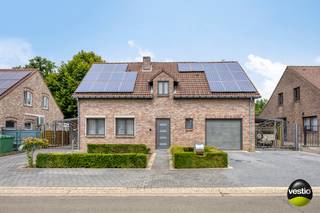 Welkom in deze goed onderhouden woning gelegen in een rustige straat in Mopertingen, Bilzen. (10 minuten van Maastricht)De woning is volledig...