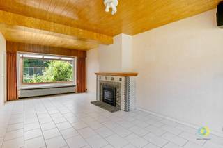 <p><span>Deze verzorgde halfopen bebouwing met garage is rustig gelegen in een gegeerde residentiële woonwijk van Vilvoorde, vlakbij het Domein Drie Fonteinen. Dankzij de nabijheid van het stadscentrum, scholen, winkels, openbaar vervoer en de vlotte verbinding naar Brussel en Antwerpen geniet u hier van een uitstekende ligging. De woning werd steeds met de grootste zorg onderhouden en is instapklaar. Wie dat wenst, kan ze verder moderniseren en naar eigen smaak inrichten. Met een gunstig EPC C, een recent geïsoleerd dak en een vernieuwde cv-ketel is ook de energetische basis alvast in orde. Via de inkomhal met gastentoilet bereikt u de lichtrijke leefruimte met grote raampartijen aan voor- en achterzijde. Aansluitend bevindt zich de keuken met toegang tot het overdekte terras en de onderhoudsvriendelijke tuin. Op de verdieping vindt u drie slaapkamers en een badkamer met douche en wastafel. De ruime zolder kan, mits het plaatsen van een vaste trap, worden ingericht als extra slaapkamer, bureau of hobbyruimte. De woning beschikt bovendien over een lange oprit, een garage en is volledig onderkelderd, waardoor er geen gebrek is aan parkeer- of bergruimte. Een ideale gezinswoning met veel potentieel op een uitstekende ligging.</span><span> </span></p>