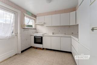 SOLIDE HALFOPEN WONING MET VEEL POTENTIEEL, 3 SLAAPKAMERS EN ZONNIGE TUIN<br /><br />OPEN HUIS OP AFSPRAAK: 17/10 VAN 10 TOT 12U. <br /><br />Op zoek naar een woning die u volledig naar eigen smaak en wensen kunt renoveren? Deze solide halfopen bebouwing in de Hulstersestraat in Ooigem biedt een uitstekende basis en verrassend veel mogelijkheden.<br /><br />De woning beschikt over een ruime en bijzonder lichtrijke woonkamer, een aparte keuken, praktische berging, 3 slaapkamers, een badkamer en een ruime zolder die nog heel wat mogelijkheden biedt. Daarnaast beschikt de woning over een kelder, ideaal als extra bergruimte.<br /><br />Achteraan geniet u van een aangename, zonnige tuin waar u in alle rust kunt ontspannen, tuinieren of gezellig tafelen. De oprit zorgt bovendien voor praktisch parkeren op eigen terrein. Voor wie niet bang is om de handen uit de mouwen te steken, biedt dit net de kans om de woning stap voor stap te moderniseren en er een hedendaagse, comfortabele thuis op maat van te maken.<br /><br />