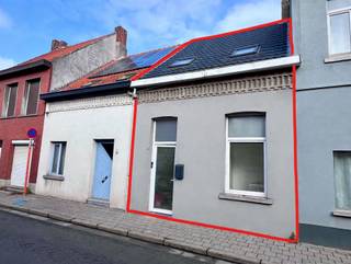 <p>Een woning met ruimte om te leven, een tuin om van te genieten en vooral heel wat mogelijkheden om er iets helemaal van jezelf van te maken!</p><p>In de Patriottenstraat in Turnhout vind je deze rijwoning met 135 m² bewoonbare oppervlakte, 4 slaapkamers en een perceel van circa 200 m². Een woning waar al renovatiewerken werden uitgevoerd, maar waar je zelf nog de laatste hand aan kunt leggen.</p><p>Op het gelijkvloers vind je een leefruimte (36 m²) met plaats voor zowel een gezellige zithoek als een eettafel waar iedereen kan aanschuiven. De aansluitende keuken (10 m²) is vernieuwd en met alle toestellen en biedt de mogelijkheid om ze verder uit te rusten zoals jij dat wilt.</p><p>Verder zijn er een badkamer met ligbad en wastafel en een afzonderlijk toilet.</p><p>Met vier slaapkamers (16,15, 9 en 8 m²), verspreid over de verdiepingen, is er plaats voor het hele gezin. Een extra slaapkamer, een bureau om thuis te werken of een eigen plek voor je hobby's? De ruimte is er alvast. De kamers onder het dak, met hun schuine wanden en dakramen, geven de bovenverdieping bovendien een eigen karakter.</p><p>De renovatie is nog niet volledig afgerond. Dat betekent dat je rekening moet houden met verdere werken, maar ook dat je de afwerking helemaal zelf kunt bepalen.</p><p>Achter de woning wacht een tuin van circa 100 m², met aansluitend een terras van ongeveer 20 m². Genoeg plaats voor een lange tuintafel, een speelplek voor de kinderen of gewoon een rustig moment buiten.</p><p>Extra handig is het tuinhuis met een achteringang. Met fietsen, vuilnisbakken of tuinmateriaal hoef je dus niet door de woning.</p><p>Dankzij de uitgevoerde renovatiewerken wordt een aanzienlijk betere energiescore verwacht. Momenteel label F, maar een nieuw EPC-attest is in opmaak.</p><p>Infoplicht: Vg, Wg/Agr, Gmo, Gvkr, Gvv. P-score: D , G-score: D. <br />Oppervlaktes zijn indicatief. Dit betreft een onderhandelingsvoorstel, is geen bindend aanbod.</p>