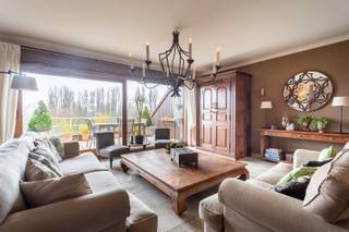 Ruim en lichtrijk duplex appartement gelegen op de 4de verdieping van Residentie Country Gardens! <br /><br />Rustig gelegen in dichte nabijheid van Sint-Annabos en Sint-Annastrand! Winkels, openbaar vervoer en velostation bevinden zich op wandelafstand. <br /><br />Het appartement is gelegen op de 4de verdieping en omvat:<br />Inkomhal met apart gastentoilet en ingemaakte kasten. Ruime woonkamer met tegelvloer, bestaande uit een gezellige leefruimte met toegang tot het terras met uitzicht op het Sint-Annabos. Op het terras bevindt zich tevens een extra ruime berging. De eetkamer sluit naadloos aan op de leefruimte en geeft toegang tot een tweede terras met uitzicht op de binnentuin van de residentie. De open, volledig ingerichte keuken is voorzien van kasten en toestellen, waaronder een koelkast, combi-oven, inductiekookplaat en dampkap.<br /><br />Bovenverdieping op de vijfde verdieping:<br />Hier bevinden zich twee zeer ruime slaapkamers met tegelvloer. De eerste slaapkamer beschikt over ingemaakte kasten.<br />De badkamer is uitgerust met een douchecabine, een zeer ruim ligbad, een lavabomeubel en een toilet.<br /><br />Ondergrondse autostaanplaats bij aan te kopen € 20.000!<br /><br />EPC: 285 kWh/m²<br />P-score: A G-score: A <br />Wg-Gvv-Gmo-Vg-Gvkr