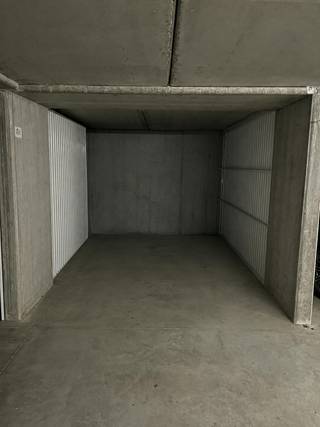Garagebox te koop in hartje Brugge langs de Niklaas Desparsstraat , de Vlamingsstraat en de Kuipersstraat. De garagebox is gelegen op een steenworp van de Grote Markt. De garagebox meet 4m70 x 2m85Het betreft een afgesloten complex dat toegankelijk is per autolift.Bent u zoek naar een garagebox te koop in centrum Brugge? Contacteer ons vandaag nog voor meer info of een plaatsbezoek. De eigendom wordt aangeboden via de Pre-sale formule. Op 13/06/2026 tussen 13:30 en 15:30 kan u de woning op afspraak komen bezichtigen en een bod uitbrengen. De vermelde prijs is een instelprijs. Voor meer info, gelieve contact op te nemen met de dossierverantwoordelijke.Bestuursmaatregelen in het maatregelenregister: nee