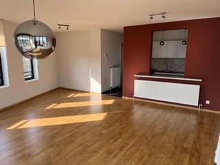 Dit gebouw is ideaal gelegen op een hoek met mooi zicht, dichtbij openbaar vervoer, winkels, ziekenhuizen, parken en snelwegen.Het appartement is...