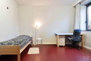 <p>Vous recherchez un investissement sans souci ? Ce studio confortable de 25 m² est situé au 5e étage de la résidence Waterview, sur la place Engels Plein à Louvain. Cette résidence étudiante est unique en son genre. Son emplacement est idéal pour les étudiants, à seulement 1 km de la gare de Louvain et à quelques pas du centre-ville. Le quartier animé le long du canal offre également de nombreuses possibilités de loisirs, des restaurants, des magasins et des espaces verts pour répondre à tous les besoins des étudiants d'aujourd'hui.<br /><br />Le studio dispose d'un agréable espace de vie ouvert avec une cuisine équipée et une salle de bains séparée, équipée d'un lavabo, d'une douche et de toilettes. Il y a également un grand jardin commun sur le toit, un local à vélos, une buanderie, etc.<br /><br />La résidence est entièrement gérée par la KU Leuven, vous n'avez donc pas à vous soucier de la location, de la gestion ou de l'entretien en tant qu'investisseur.<br /><br />Ne manquez pas cette occasion et demandez sans engagement des informations sur votre investissement sans souci dans l'un des endroits les plus emblématiques de Louvain.</p>
