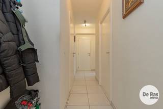 EERSTE BEZOEKDAG WOENSDAG 19/08 VAN 16U - 18U (ENKEL OP AFSPRAAK!!)<br />AALST - Instapklaar gelijkvloers appartement in het centrum van Aalst met terras en tuin<br /><br />Bent u op zoek naar een comfortabel appartement op een toplocatie? Dan is dit verzorgde gelijkvloerse appartement in het centrum van Aalst beslist een bezoek waard. Dankzij de centrale ligging bevinden winkels, scholen, openbaar vervoer en horecazaken zich op wandelafstand.<br /><br />Bij het binnenkomen komt u in de inkomhal die toegang geeft tot de ruime en lichtrijke leefruimte met open keuken. Verder beschikt het appartement over twee volwaardige slaapkamers, een badkamer en een apart gastentoilet, waardoor het perfect geschikt is voor zowel koppels, kleine gezinnen als investeerders.<br /><br />Een absolute meerwaarde is het gezellige terras met aansluitend een privatieve tuin, waar u in alle rust kunt genieten van het buitenleven. Bovendien beschikt het appartement over een privatieve kelder en ondergrondse staanplaats, deze zijn afzonderlijk bij aan te kopen voor € 25.000.<br /><br />Dit instapklare appartement combineert comfort, een praktische indeling en een uitstekende ligging in het hart van Aalst. Een ideale opportuniteit voor wie zorgeloos wil wonen of op zoek is naar een interessante investering.<br /><br />Bij verdere vragen of om een bezoek te plannen, aarzel niet om ons te contacteren: 053/60.65.60<br /><br />De vermelde prijs is een richtprijs. Na ontvangst van de biedingen zal de verkoper beslissen of hij/zij de eigendom verkoopt aan het beste bod. De richtprijs is aldus niet bindend voor de verkoper. Voor meer info kunt u ons contacteren of het reglement raadplegen op onze website.