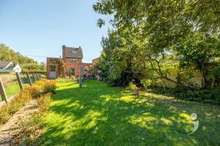 <h1><span>Vrijstaande woning met ruime westgerichte tuin</span></h1><p><span>Deze vrijstaande woning in de </span><span>Haachtstraat te Veltem-Beisem (Herent)</span><span> geniet van een uitstekende ligging nabij het centrum, scholen, winkels en sportfaciliteiten.</span></p><p><span>De woning werd gebouwd in 1948 en doorheen de jaren goed onderhouden en opgefrist. Ze beschikt over een aangename leefruimte met volledig geïnstalleerde keuken, een tweede leefruimte, badkamer en apart toilet op het gelijkvloers. Op de verdieping bevinden zich een ruime masterbedroom, een tweede kamer die kan dienen als slaapkamer of bureau en een derde slaapkamer die bereikbaar is via een vaste trap.</span></p><p><span>De woning biedt een </span><span>solide basis met nog verdere afwerkingsmogelijkheden</span><span>. Het dak van zowel de woning als de aanbouw werd reeds volledig vernieuwd. Ook de gevel wordt nog volledig opnieuw ingevoegd.</span></p><p><span>Met een </span><span>EPC-label E</span><span> is de woning onderhevig aan de renovatieplicht.</span></p><p><span>De absolute troef? De </span><span>ruime westelijk georiënteerde tuin van ca. 5 are</span><span>. Het totale perceel heeft een oppervlakte van maar liefst </span><span>7a 81ca</span><span>.</span></p><p><span>Een extra handigheid is de oprit langs de zijkant van de woning en de garage. </span></p><p><span>Voor extra opbergruimte is er ook nog een kelder aanwezig.</span></p><p><span>Een vrijstaande woning met potentieel, op een gunstige locatie en met een heerlijke tuin!</span></p><p><span>Wens je een bezoek ter plaatse? Neem vandaag nog contact met ons op via 016 15 31 15 of info@immolivit.be</span></p>