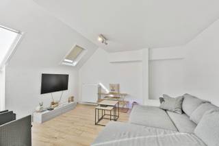 Dit op te frissen duplex-appartement biedt een uitstekende combinatie van ruimte, lichtinval en een centrale ligging. Dankzij de praktische indeling en het aangename wooncomfort vormt dit appartement de ideale opportuniteit voor wie op zoek is naar een gezellige woonst met veel potentieel.<br />Via de inkomhal met apart gastentoilet komt u terecht in de lichtrijke leefruimte die naadloos met open keuken. De keuken is uitgerust met alle nodige toestellen en vormt een aangename plek om te koken en te genieten. De ruime zithoek geniet van veel natuurlijk licht en geeft rechtstreeks toegang tot het zonnige terras waar u in alle rust en privacy kunt ontspannen, zonder inkijk.<br />Op de bovenverdieping bevinden zich twee volwaardige slaapkamers. De eerste slaapkamer ligt vlak naast de badkamer, die uitgerust is met een ligbad, lavabo en toilet. De tweede slaapkamer beschikt over een ensuite douche en lavabo, wat zorgt voor extra comfort en privacy.<br />Daarnaast beschikt het appartement over een privatieve kelderberging, ideaal voor extra stockage.<br />Neem voorsprong met een vrijblijvende en gratis schatting van uw eigendom via:<br />http://www.residentievastgoed.be/gratisonlineschatten<br />EPC: 175 kWh/m² - UC: 2504137 ~ Vg, Wg, Gvkr, Gvv, Gmo ~ Ref. MI24697