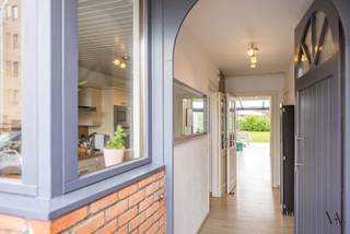 In een rustige en aangename woonwijk in Kessel-Lo bevindt zich deze ruime gezinswoning met vijf slaapkamers en een zonnige tuin. Een ideale woning voor wie op zoek is naar ruimte, comfort en een praktische ligging.<br /><br />De woning werd doorheen de jaren goed onderhouden en op verschillende vlakken al aangepakt. Zo werd het dak geïsoleerd, zijn er zonnepanelen voorzien en werd de zolder omgevormd tot een volwaardige extra ruimte dankzij de plaatsing van een vaste trap.<br /><br />Op het gelijkvloers geniet je van een functionele indeling met een praktische keuken aan de voorzijde en een lichtrijke leefruimte aan de achterzijde, die mooi aansluit op de tuin. De tuin is volledig afgesloten en biedt de nodige privacy.<br /><br />De woning telt in totaal vijf slaapkamers, wat zorgt voor veel flexibiliteit, zowel voor grotere gezinnen als voor wie extra ruimte wenst voor een bureau of hobby.<br /><br />Verder zorgen de oprit en inpandige garage met elektrische poort voor bijkomend comfort in het dagelijks gebruik.<br /><br />De ligging is een absolute troef: rustig en residentieel, maar tegelijk vlakbij winkels, scholen en openbaar vervoer, met een vlotte verbinding naar het centrum van Leuven. Kortom, een ruime gezinswoning met een solide basis en tal van mogelijkheden, op een fijne locatie in Kessel-Lo.<br /><br />Contacteer ons voor meer informatie of een bezoek ter plaatse.