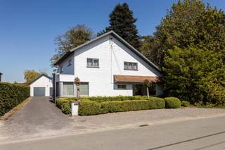 <p>Te koop te Berlare!<br />In een uiterst rustige straat te Berlare, vlakbij het Donkmeer, bevindt zich deze ruime en functionele woning met tal van mogelijkheden.<br />Bij het betreden van de woning komt u terecht in de inkomhal, waar zich een apart gastentoilet bevindt. <br />Vanuit de hal bereikt u de lichtrijke en aangename leefruimte, die naadloos overgaat in een geïnstalleerde keuken. <br />Op het gelijkvloers is tevens de badkamer voorzien, uitgerust met een douche en ligbad.<br />Op de eerste verdieping bevinden zich vier ruime en volwaardige slaapkamers, wat deze woning uitermate geschikt maakt voor grotere gezinnen of voor wie extra ruimte wenst voor een bureau of hobbyruimte. <br />Verder is er nog een zolder aanwezig, die perfect kan dienen als praktische stockageruimte.<br />De woning beschikt bovendien over een droge kelder.<br />Buiten kan u genieten van een mooie tuin waar rust en privacy centraal staan. <br />Een bijzondere troef is de zeer ruime garage van maar liefst 70 m², die tal van mogelijkheden biedt, zowel voor het parkeren van meerdere wagens als voor opslag of het uitoefenen van een hobby alsook een zolder aanwezig in de garage.<br />Tot slot geniet deze woning van een blijvend open gevoel, aangezien er rechts van de woning nooit gebouwd zal worden.<br />Deze woning vormt de ideale combinatie van ruimte, rust en potentieel, gelegen in een aangename en rustige omgeving.<br />interesse? contacteer collega Bernhard 0476 022 089 of bernhard@cornelis-goeman.be</p>