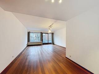 Deze ruime studio situeert zich op de eerste verdieping met prachtig uitzicht op de Coupure te Gent. Dankzij het terras is het er aangenaam...