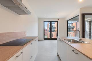 Ontdek het nieuwe, bruisende woonproject, Geel Station Villa Spoorbloem, pal in het levendige centrum van Geel! Met 38 moderne wooneenheden, variërend van studio's tot 1-, 2- en 3-slaapkamer appartementen, bieden wij een divers aanbod voor een breed publiek. Duurzaamheid staat centraal in dit nieuwe project, zonder te moeten inboeten aan comfort. Alle woningen zijn uitgerust met zonnepanelen, vloerverwarming en individuele geothermische warmtepomp. Een e-peil van 20 of lager wordt gegarandeerd. <br /><br />De ideale uitvalsbasis voor wie mobiliteit belangrijk vindt, Geel Station is gunstig gelegen in het hart van het centrum, op enkele minuten stappen van winkelstraten en het station. Voorzien van ruime terrassen en gelijkvloerse tuintjes, bieden onze appartementen een unieke leefomgeving. Bovendien creëren we een oase van rust met een collectieve daktuin, perfect om te ontspannen, te genieten en buren te ontmoeten.<br /><br />Stap de deur uit en betreed een wereld van winkels, cultuur, sport en andere voorzieningen, allemaal op wandelafstand. Pendelaars zullen blij zijn met de vlotte verbindingen naar Antwerpen, Brussel, Lier, Mechelen, Leuven en Hasselt via trein en bus, terwijl de fiets-o-strade voor de deur zorgt voor een veilige, vlotte en snelle verbinding voor niet gemotoriseerd verkeer richting Mol en Herentals. We nodigen je uit om deel uit te maken van dit unieke project en jouw nieuwe thuis te ontdekken in Geel Station Villa Spoorbloem!<br /><br />Meer informatie? Contacteer ons via 014 48 24 78 of check matexi.be/geel-station.