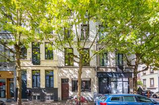 Deze woning ligt in een rustige straat, op slechts enkele stappen van de hippe Marnixplaats, het trendy Antwerpen-Zuid en het bruisende stadscentrum. In de buurt vind je tal van winkels, gezellige eet- en drinkgelegenheden. Scholen, openbaar vervoer en belangrijke invalswegen zijn vlot bereikbaar, waardoor je hier geniet van een aangename combinatie van rust en stadsleven.<br />Deze te renoveren woning, met een bewoonbare oppervlakte van ca. 173 m², biedt een unieke kans om volledig naar eigen smaak een thuis te creëren.<br />Bij binnenkomst via de inkomhal kom je rechts in de woonkamer, die achteraan aansluit op een ruime keuken en een aparte douchekamer met wastafel en toilet. Op de eerste verdieping bevinden zich twee slaapkamers en een ruime badkamer met ligbad, wastafel, tweede toilet en aansluitingen voor wasmachine en droogkast. Op de tweede verdieping en de zolderverdieping zijn telkens nog twee slaapkamers voorzien. Daarnaast beschikt de woning over een ruime kelder.<br />Dankzij de gunstige ligging en het vele potentieel is dit een buitenkans voor wie zijn eigen stempel wil drukken op een nieuwe thuis.<br />EPC-score: 303 (Label D) - zonder renovatieverplichting - P- & G-score C - Stedenbouw: Vg- Wche-Gmo-Gvkr-Gvv<br />Interesse? Contacteer ons via 03 233 33 00 of walls.be