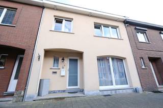 Deze opgesplitste woning gelegen in het Centrum van Tessenderlo bestaat uit een gelijkvloers appartement met 1 slaapkamer, een duplex appartement...