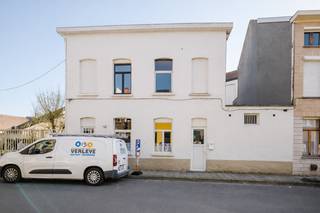 Ligging<br /><br />Dit gebouw is gelegen in de Boerderijstraat 14-16 in Gent, in de residentiële buurt van de Brugsepoort De locatie geniet van een vlotte verbinding naar het centrum van Gent en ligt nabij winkels, openbaar vervoer en belangrijke invalswegen.<br /><br />Indeling<br /><br />Het pand bestaat uit twee studio’s, waarvan één momenteel nog verhuurd is. Beide units dienen volledig gerenoveerd te worden, inclusief energetische renovatie. Dit biedt echter de mogelijkheid om het gebouw volledig naar eigen visie en normen te vernieuwen.<br /><br />Troeven<br /><br />Gebouw met 2 studio’s<br />Renovatieproject met veel potentieel<br />Eén studio momenteel verhuurd<br />Interessant opbrengstpotentieel na renovatie<br />Goede ligging in residentiële buurt Brugsepoort<br /><br />Een interessante opportuniteit voor investeerders die een project met potentieel zoeken in Gent.