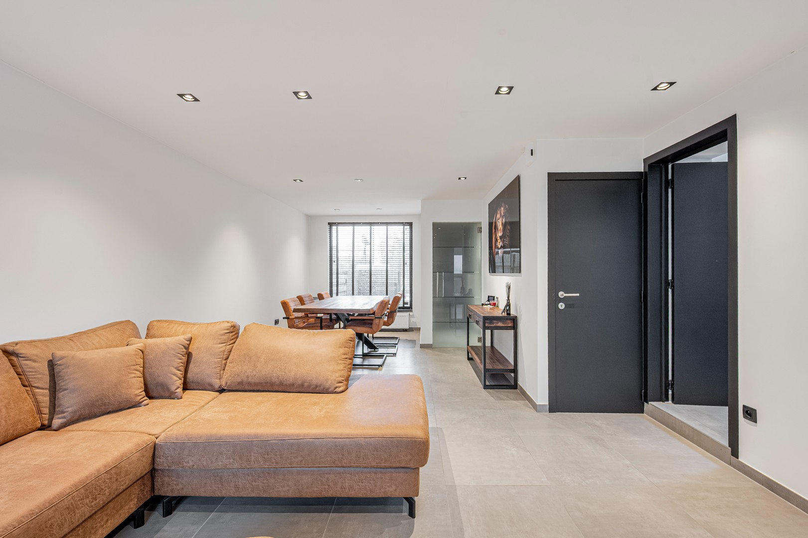 Gerenoveerde starterswoning achterin gelegen met leuk zonneterras en 3 slkmrs! - foto 1