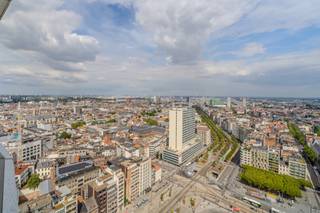 <p><span>Hoog boven Antwerpen, in de Antwerp Tower aan de Frankrijklei, bevindt zich dit exclusieve appartement van ca. 191 m². De royale volumes, verfijnde afwerking en indrukwekkende vergezichten zorgen voor een bijzonder woongevoel in het hart van de stad.</span></p>
<p><span>De woning beschikt over een ruime leefruimte met open keuken, twee slaapkamers en een elegant afgewerkte badkamer. Kamerhoge raampartijen trekken het stadszicht naar binnen en zorgen voor een overvloed aan natuurlijk licht. De parketvloer in visgraatmotief, warme houtaccenten en stijlvolle inbouwkasten geven het interieur een karaktervolle en tijdloze uitstraling.</span></p>
<p><span>Het overdekte terras sluit aan op de leefruimte en biedt een aangename plek om te genieten van het panoramische uitzicht. Een uitzonderlijk appartement voor wie ruimte, comfort en een centrale ligging wil combineren.</span></p>
<p><span>Binnen de Antwerp Tower zijn ook nog enkele casco appartementen te koop, waarbij de volledige keuze van afwerking nog mogelijk is. Zo kunt u uw toekomstige woning volledig naar eigen smaak en wensen vormgeven.</span></p>