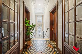 <p>Op zoek naar een uitzonderlijke studentenkamer met karakter én comfort?<br />Op slechts 4 minuten wandelen van het centraal station, ben je super snel thuis in Leuven. <br /><br /></p>
<p>Deze luxueuze kamer is gelegen in een prachtig historisch pand in de Justus Lipsiusstraat 33 en draagt de naam Residentie Piscador.<br />Een absolute topligging in het hart van de stad.</p>
<p><br />Het gebouw werd volledig en hoogwaardig gerenoveerd in 2021, met respect voor het historische karakter en oog voor moderne afwerking. Authentieke charmes (zoals hoge plafonds en houten vloeren en een gerestaureerde schouw) in combinatie met hedendaags technieken (verwarming, vernieuwde ramen,...) bieden een ideaal wooncomfort en gaan hier perfect hand in hand.<br /><br /></p>
<p>De kamer bevindt zich op de eerste verdieping en beschikt over:</p>
<ul>
<li>een eigen badkamer met douche, lavabo en toilet</li>
<li>een privé ontbijthoek met persoonlijke frigo en microgolf</li>
<li>een ruime kleerkast met voldoende opbergruimte</li>
</ul>
<p>Daarnaast is er een gemeenschappelijke keuken, gedeeld met slechts een beperkt aantal bewoners.<br />Tot slot is er een bijzonder ruime fietsengarage snel toegankelijk vanaf de straatzijde, een absolute meerwaarde gezien de centrale ligging.<br /><br /></p>
<p>Deze kamer werd recent verhuurd aan eigen familie en is daardoor prima onderhouden. <br />Een studentenkamer als investering die dus nog lang zijn kwaliteit zal behouden.<br /><br /><br />Interesse? Aarzel niet en contacteer ons voor verdere informatie of een bezoek ter plaatse.</p>