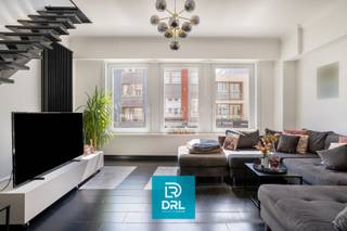 Prachtig, instapklaar horecapand (230m²) met woonst (2 appartementen – 130m² en 57m²) in het bruisende centrum van De Panne.<br />Mis deze unieke kans om een horecazaak uit te baten op toplocatie niet. Het pand biedt een volledig uitgeruste handelsruimte met woonmogelijkheid (zowel voor de uitbater als eventueel personeel/jobstudenten). Er is een aparte toegang voor het handelspand als voor de woonentiteiten.<br /><br />Het gelijkvloers bestaat uit een sfeervolle gelagzaal (70 couverts) met bar, momenteel uitgebaat als restaurant "La Coupole". In de zeer ruime tussen- en kelderverdieping bevindt zich een ultraprofessionele keuken, koelcel, praktische bergruimtes en zoveel meer. Het zonnig terras is een extra troef.<br /><br />Bovenliggend:<br />- Ruim duplexappartement met 3 slaapkamers<br />- Afzonderlijk 1-slaapkamerappartement<br /><br />Troeven:<br />- Instapklaar horecapand<br />- Volledig uitgeruste professionele keuken<br />- Extra appartement(en) met mogelijkheden<br />- Topligging aan de kust<br /><br />Ideaal voor uitbaters die onmiddellijk willen starten. De vermelde prijs omvat het geheel inclusief volledige inboedel van handelspand (keuken, meubilair,…).<br /><br />Het handelsgelijkvloers en het duplexappartement hebben een EPC-score C, het appartement op de bovenste verdieping een EPC-score F (plat dak dient geïsoleerd te worden).<br /><br />Meer info of een bezoek inplannen? Contacteer DRL VASTGOED, 050 65 95 95 of info@drlvastgoed.be<br />
