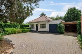 Charmante vrijstaande laagbouw woning met vier slaapkamers, tuin en dubbele garagebox nabij het centrum van Putte-Kapellen!De woning is als volgt...