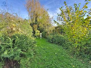Deze ruime woning met vier slaapkamers bevindt zich op een perceel van 818 m² langs een goed bereikbare invalsweg richting het centrum van...