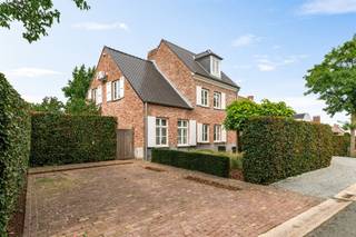 <p><span>Deze ruime villa is gelegen op een rustige, kindvriendelijke locatie vlakbij het centrum van Hoogstraten met alle voorzieningen en scholen op wandelafstand. Dankzij een grote bewoonbare oppervlakte is deze woning geschikt voor grotere gezinnen of een combinatie van wonen en werken. </span></p><p><span> </span></p><p><span>Indeling</span></p><p><span>U betreedt de villa middels de centrale inkomhal met gastentoilet en trap naar de verdieping. Toegang tot een bureelruimte aan de voorzijde van de woning. Eveneens vanuit de inkomhal toegang tot de ruime woonkamer met zitgedeelte voorzien van een haardvuur en aansluitend de eetkamer met zicht op de tuin voorzien van grote raamdeuren naar het terras. De ruime leefkeuken staat in verbinding met zowel de eetkamer als de living en heeft ook toegang tot het deels overdekt terras. De keuken is goed uitgerust met een royaal kook / werkeiland. Vanuit de keuken ook toegang tot de bijkeuken met wasplaats en zij-inkom. </span></p><p><span> </span></p><p><span>1e Verdieping</span></p><p><span>De nachthal met separaat nachttoilet geeft u toegang tot de hoofdslaapkamer bestaande uit een slaapkamer, een inloopdressing en een eigen badkamer voorzien van ligbad, douche en lavabo. Bergruimte, ruime slaapkamer aan de voorzijde van de woning, een tweede badkamer en een zeer ruime derde slaapkamer met hoog plafond en diverse ingemaakte kasten. </span></p><p><span> </span></p><p><span>2e Verdieping</span></p><p><span>Middels een vaste trap bereikt u de verrassend ruime zolderverdieping welke ook als slaapkamer of hobbyruimte kan worden aangewend.</span></p><p><span> </span></p><p><span>Tuin en buitenruimtes</span></p><p><span>De villa beschikt over een aangename tuin met veel privacy en ruime terrassen waaronder een overdekt terras. De oprit biedt ruimte aan meerdere auto's, tevens is er een praktische carport aanwezig. Aan de voorzijde van de woning bevindt zich een bijkomende oprit met twee parkeerplaatsen.</span></p><p><span> </span></p><p><span>Bijzonderheden</span></p><p><span>De woning werd gebouwd anno 2004 en verkeert in een goede staat van algemeen onderhoud. CV installatie op aardgas (vernieuwd in 2020), goed geïsoleerd met een EPC B-label! Alle slaapkamers zijn voorzien van airconditioning, de woning is tevens voorzien van een alarmsysteem (vernieuwd in 2023).</span></p><p><span> </span></p><p><span>Meer informatie via ons kantoor </span></p>