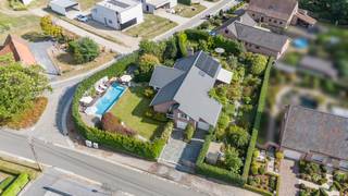 [[ DIT PAND NEEMT DEEL AAN DE ERA OPEN HUIZEN DAG OP 6/12 VAN 11:00 TOT 12:00 ]]
<br /><br />Bent u op zoek naar een prachtige villa mét zwembad die vlot bereikbaar is en toch volledig gelegen is in een rustige omgeving? Lees dan zeker verder!<br /><br />Sterke punten:<br />- Dak én verwarmingssysteem (warmtepomp) volledig vernieuwd<br />- Zonnepanelen<br />- Energiezuinig: EPC C: 235 - Wanneer 1 accumulator (niet meer in gebruik) wordt weggehaald, wordt een B-score mogelijk<br />- Zwembad met 12 meter lengte<br />- Volledige onderkeldering met inrit en plaats voor 5 wagens / Mogelijkheid grote hobbyruimte<br />- Mooi zonnig perceel van maar liefst 1.485m²<br />- Zit en ontspanningsruimte rondom de villa<br />- 5 grote slaapkamers<br />- 2 badkamers<br />- Hoogwaardig materiaalgebruik<br />- Rustig gelegen en volledig omheind<br /><br />Indeling:<br />- GLV: De ruime centrale hal (28m²), waar zich een apart toilet bevindt alsook een vestiaire, biedt toegang tot alle ruimtes. De grote en lichtrijke woonkamer (44m²) biedt langs twee kanten toegang tot de prachtige tuin. Enerzijds is er een terras voorzien van zonneluifel, aan de andere kant een gezellige veranda (25m²). Verder bevinden er zich op deze verdieping nog twee slaapkamers (23m² en 19m²) waarvan de ene als piano-kamer gebruikt wordt. Tussen de twee kamers bevindt zich de uitgeruste badkamer (9m²). Tot slot bevindt er zich naast de woonkamer nog de geïnstalleerde keuken (14m²) mét naastgelegen bijkeuken (7m²) en doucheruimte (3m²).<br />- 1steV: Op de tussenverdieping bevindt zich een bureel dat kan dienen als slaapkamer. Verder nog twee slaapkamers (22m² en 21m²) met ingemaakte kasten en een dressing (16m²).<br /><br />Kelderverdieping: De linker garagepoort geeft toegang tot de volledige onderkelderde verdieping van maar liefst 187m²! Deze biedt plaats aan 5 wagens en/of de mogelijkheid tot hobbyruimte. De rechter garagepoort (22m²) ligt gelijk met de vloerpas waarin 1 wagen kan geplaatst worden.<br /><br />Lage energiekost! 150EUR/maand voor 2/3 van het jaar!<br /><br />Benieuwd naar wat deze prachtige villa te bieden heeft? Aarzel dan niet om contact op te nemen en dan voorzien wij u van een rondleiding met alle bijhorende info!