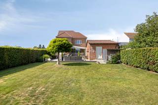 Dans une rue calme et sans issue du village rural de Geetbets, découvrez cette maison individuelle prête à emménager, entièrement rénovée en 2015...