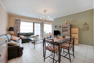 <p>immo DAVID stelt voor: gezellig 1-slaapkamerappartement met terras en overdekte staanplaats te Zellik.</p>
<p>Ontdek dit verzorgde appartement, gelegen op de eerste verdieping van een kleinschalige residentie met slechts 12 appartementen. Dankzij de aanwezigheid van een lift en de praktische indeling biedt dit appartement een aangename combinatie van comfort en gebruiksgemak.</p>
<p>De lichtrijke woonkamer van 26 m² vormt het hart van het appartement en biedt voldoende ruimte voor een gezellige zit- en eethoek. Aansluitend bevindt zich de semi-uitgeruste keuken.</p>
<p>Verder beschikt het appartement over een comfortabele slaapkamer van 12 m² en een badkamer uitgerust met een ligbad met douchefunctie, een lavabo, een toilet en aansluitingen voor een wasmachine en droogkast.</p>
<p>Het zuidgerichte terras van 7 m² vormt de ideale plek om in alle rust te genieten van de zon.</p>
<p>Een extra troef is de privatieve overdekte staanplaats van 21 m², die zorgt voor extra comfort en parkeergemak.</p>
<p>Dankzij de gunstige ligging in Zellik bevindt u zich vlak bij de ring, het centrum van Brussel, het UZ Jette, scholen, openbaar vervoer, winkels, het Laarbeekbos en fietssnelweg.</p>