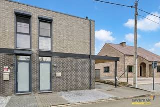 <p><span>In een doodlopende straat in het hartje van Beverlo vinden we deze toffe starterswoning uit 2015.</span></p><p><span> </span></p><p><span>Op de benedenverdieping springt de open leefruimte met keuken in het oog. <br />Dit woongedeelte vloeit over in de omheinde tuin.</span></p><p><span><br />Aansluitend op de leefruimte is er een koele berging.<br />Via de zijdeur breng je de boodschappen handig binnen, terwijl je wagen onder de carport staat.</span></p><p><span> </span></p><p><span>Boven zijn er 3 slaapkamers (waarvan 2 grotere) en een badkamer met douche.</span></p><p><span> </span></p><p><span>De goed doordachte indeling geeft de woning een ruimtelijk gevoel. De riante lichtinval draagt hier trouwens zeker toe bij.</span></p><p><span> </span></p><p><span>Technisch is deze woning zeker in orde:</span></p><p><span> </span></p><p><span>+ EPC label B</span></p><p><span>+ hoogrendementsglas</span></p><p><span>+ Conforme elektrische installatie</span></p><p><span>+ Laadpaal aanwezig</span></p><p><span>+ geen asbesthoudende materialen</span></p><p><span> </span></p><p><span>Ter info: met toepassing van AI hebben we de muren lichter gemaakt. Dit is de enige aanpassing aan de foto’s.</span></p><p><span>Bestuursmaatregelen in het maatregelenregister: nee</span></p>