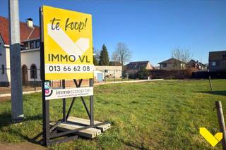 Bouwgrond voor half open bebouwing op een perceel van 6a7ca.Deze bouwgrond heeft een straatbreedte van 12 meter en beschikt over een bouwzone van...